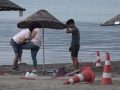 Grushte e shkelma, gruaja rreh burrin në një plazh në Turqi (Video)