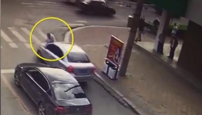 E sheh gruan në makinën e tjetërkujt, shikoni se si reagon kinezi (Video)