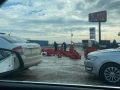 Kamioni që po barte arka me Coca-Cola aksidentohet në Prishtinë