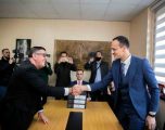 Lutfi Haziri zyrtarisht i dorëzon detyrën e kryetarit, Alban Hysenit