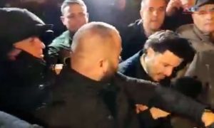 Tollovi në Mal të Zi, Abazoviq përballet me protestuesit pas paralajmërimeve për qeveri të pakicës (Video)