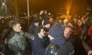 Pamje kur grupet ekstremiste pro serbe i bëjnë pritë Dritan Abazoviç