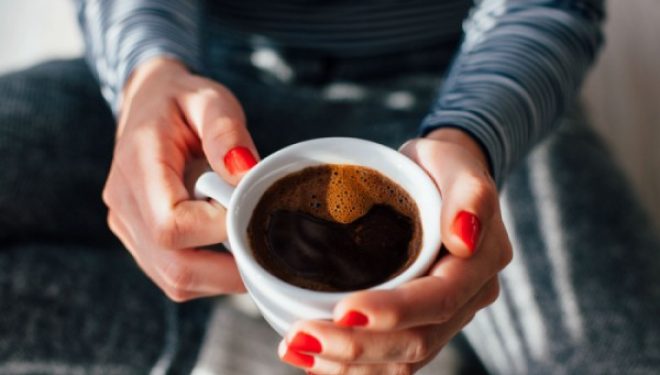 Mënyra se si e pini kafen ndikon në jetëgjatësinë tuaj￼
