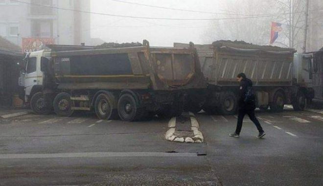 Grupet kriminale i vendosin edhe dy barrikada gjatë natës në veri (Foto Euronews)