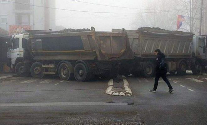 Grupet kriminale i vendosin edhe dy barrikada gjatë natës në veri (Foto Euronews)