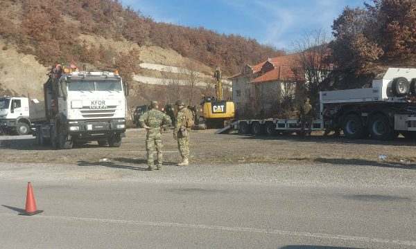 KFOR-i i largon barrikadat në Jarinjë