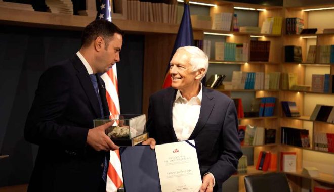 GGjenerali Wesley Clark dhe Lumir Abdixhiku