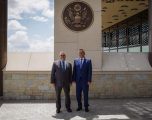 Kandidati i PDK-së për kryeministër, Bedri Hamza, është takuar me ambasadorin e ShBA-së në Kosovë, Jeffrey Hovenier.