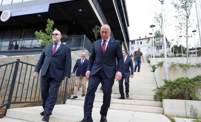 Kryetari i AAK-së Ramush Haradinaj dhe ambasadori amerikan, Jeffrey Hovenier