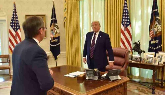 Ish kryeministri i Kosovës, Avdullah Hoti dhe ish presidentit amerikan Donald Trump. (Foto: FB)