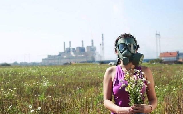 Një vajzë me maskë gazi në Obiliq. Foto | onuitalia