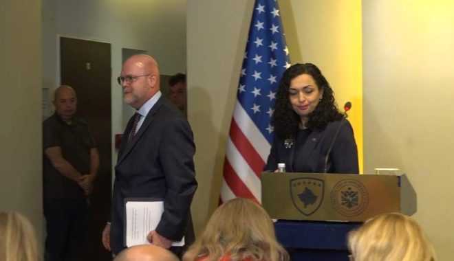 Ambasadori amerikan, Jeffrey Hovenier, dhe presidenten Vjosa Osmani