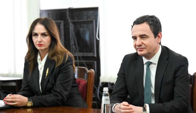 Ministrja e Arsimit, Arbërie Nagavci dhe kryeministri Albin Kurti.