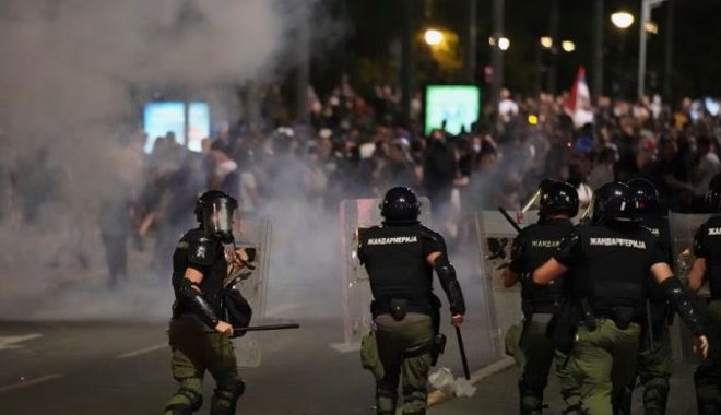 Xhandarmëria dhe protestuesit gjatë një proteste antiqeveritare në Beograd
