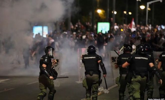 Xhandarmëria dhe protestuesit gjatë një proteste antiqeveritare në Beograd