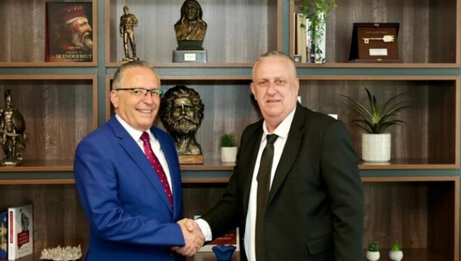 Bedri Hamza mirëpret në PDK kolonel Skender Hoxhën, do të jetë kandidat për deputet