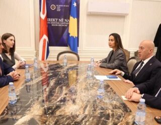 Haradinaj pret në takim ambasadorin Hargreaves, diskutojnë për anëtarësimin e Kosovës në NATO
