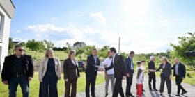 Në familjen Gudaqi, Kurti nderon martirët dhe dëshmorët e Stagovës