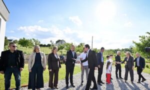Në familjen Gudaqi, Kurti nderon martirët dhe dëshmorët e Stagovës