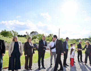 Në familjen Gudaqi, Kurti nderon martirët dhe dëshmorët e Stagovës