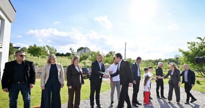 Në familjen Gudaqi, Kurti nderon martirët dhe dëshmorët e Stagovës