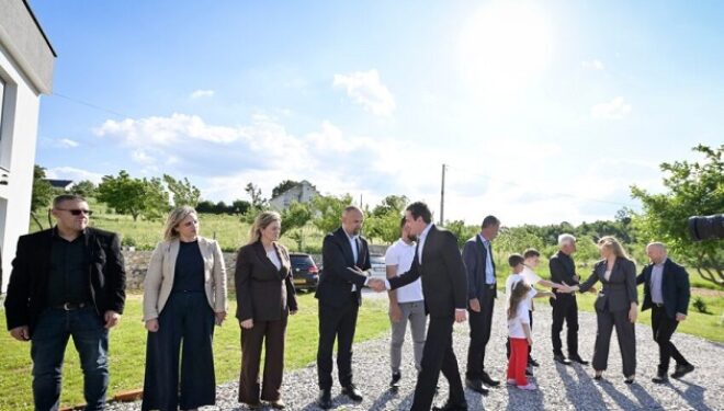 Në familjen Gudaqi, Kurti nderon martirët dhe dëshmorët e Stagovës