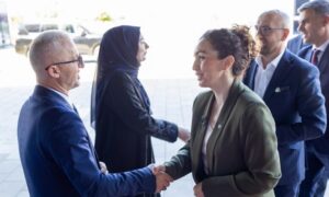 Osmani viziton Shtëpinë e të Moshuarve në Suharekë: Një shoqëri që harron të moshuarit, humb shpirtin