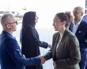 Osmani viziton Shtëpinë e të Moshuarve në Suharekë: Një shoqëri që harron të moshuarit, humb shpirtin