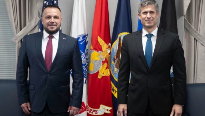 Maqedonci takon ndihmëssekretarin amerikan të Luftës, diskutohet thellimi i bashkëpunimit Kosovë-SHBA