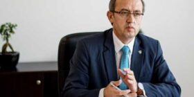 Hoti: Kosova po rrezikon të humbasë projekte energjetike dhe investime strategjike
