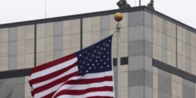 Ambasada e SHBA-së: Bllokada e vazhdueshme politike po dëmton besimin në institucionet e Kosovës