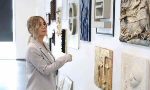 Artistja Arbresha Hoxha prezanton veprat e saj në Barcelonë, New York dhe Vjenë