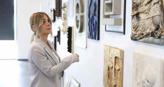 Artistja Arbresha Hoxha prezanton veprat e saj në Barcelonë, New York dhe Vjenë