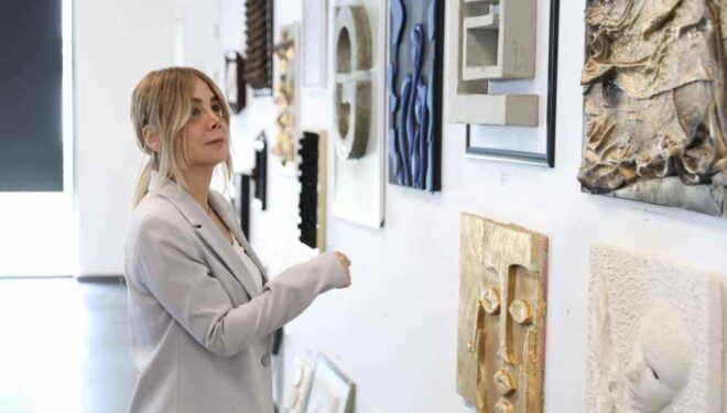 Artistja Arbresha Hoxha prezanton veprat e saj në Barcelonë, New York dhe Vjenë