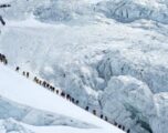 274 alpinistë ngjiten në Everest për një ditë nga ana e Nepalit