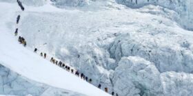 274 alpinistë ngjiten në Everest për një ditë nga ana e Nepalit