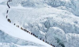 274 alpinistë ngjiten në Everest për një ditë nga ana e Nepalit