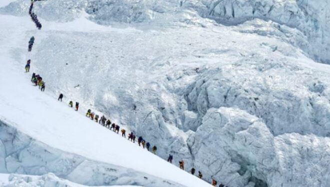 274 alpinistë ngjiten në Everest për një ditë nga ana e Nepalit