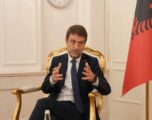 Hoxha i përsërit fjalët e Kryeministrit Rama gjatë vizitës në Prishtinë: ‘Kush prek Kosovën, prek Shqipërinë’ Hoxha i përsërit fjalët e Kryeministrit Rama gjatë vizitës në Prishtinë: ‘Kush prek Kosovën, prek Shqipërinë’