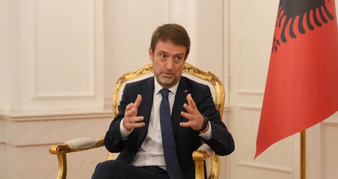Hoxha i përsërit fjalët e Kryeministrit Rama gjatë vizitës në Prishtinë: ‘Kush prek Kosovën, prek Shqipërinë’