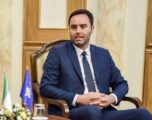 Konjufca: Nuk e ofendova Osmanin, një pseudo-gazetar e përdori termin “frizere”, nuk e dëgjova saktë pyetjen