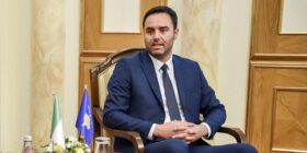 Konjufca: Nuk e ofendova Osmanin, një pseudo-gazetar e përdori termin “frizere”, nuk e dëgjova saktë pyetjen