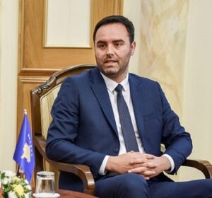 Konjufca: Nuk e ofendova Osmanin, një pseudo-gazetar e përdori termin “frizere”, nuk e dëgjova saktë pyetjen