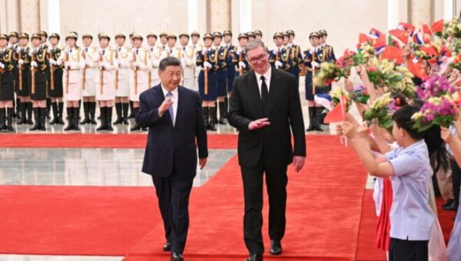 Xi e shpërblen Vuçiqin me “Medaljen e Miqësisë” gjatë vizitës së tij në Pekin