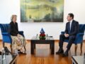 Kurti pret në takim drejtoreshën e Qendrës Kulturore të Kosovës në Paris, e falënderon për angazhimin