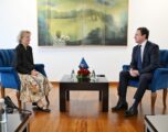 Kurti pret në takim drejtoreshën e Qendrës Kulturore të Kosovës në Paris, e falënderon për angazhimin