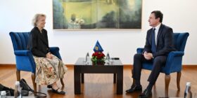 Kurti pret në takim drejtoreshën e Qendrës Kulturore të Kosovës në Paris, e falënderon për angazhimin