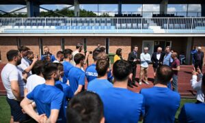 Kurti viziton “FC Malisheva”, premton mbështetje për infrastrukturën sportive