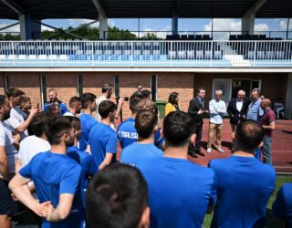 Kurti viziton “FC Malisheva”, premton mbështetje për infrastrukturën sportive