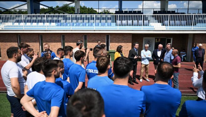 Kurti viziton “FC Malisheva”, premton mbështetje për infrastrukturën sportive